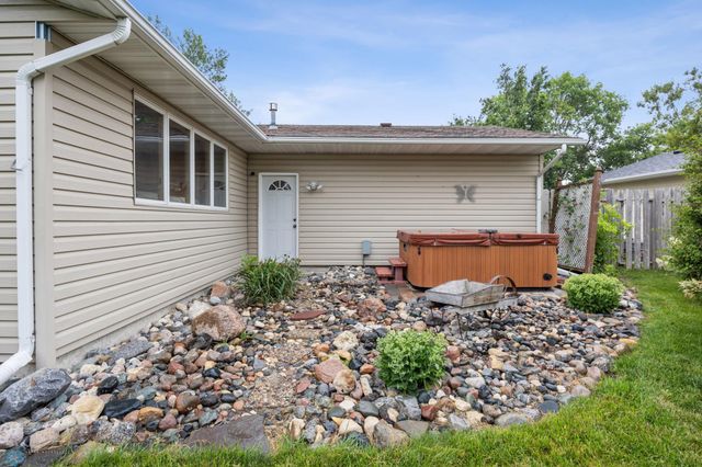 437 10th Avenue E, West Fargo, ND 58078
