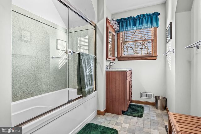 26 TUCKERTON RD, Shamong, NJ 08088