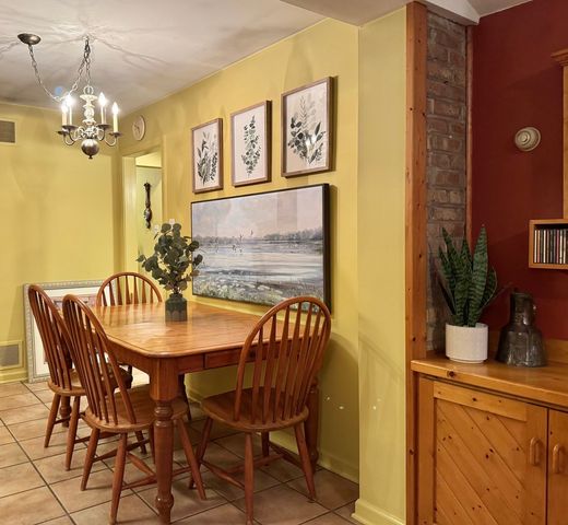 911 E Villa Drive, Des Plaines, IL 60016