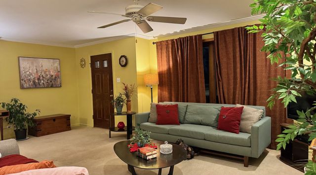 911 E Villa Drive, Des Plaines, IL 60016