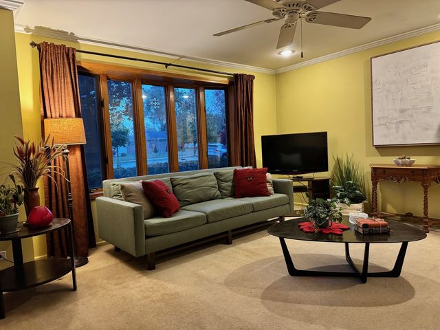 911 E Villa Drive, Des Plaines, IL 60016