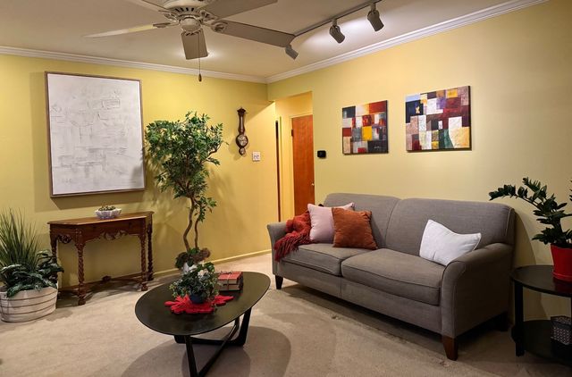 911 E Villa Drive, Des Plaines, IL 60016