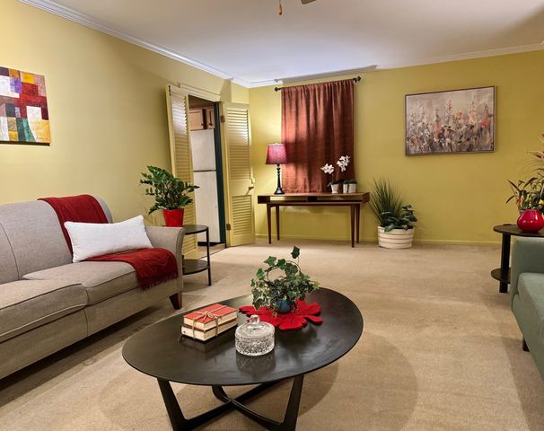 911 E Villa Drive, Des Plaines, IL 60016