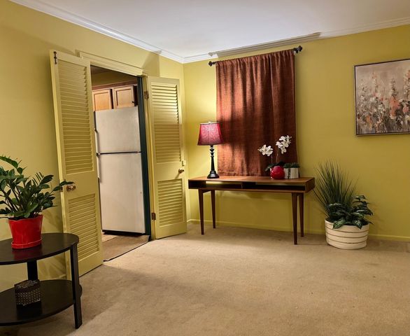 911 E Villa Drive, Des Plaines, IL 60016