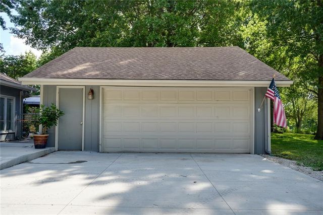 38202 E Old Pink Hill Road, Oak Grove, MO 64075