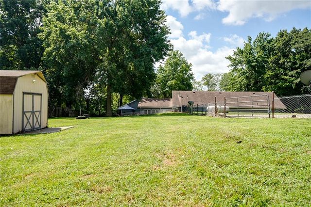38202 E Old Pink Hill Road, Oak Grove, MO 64075