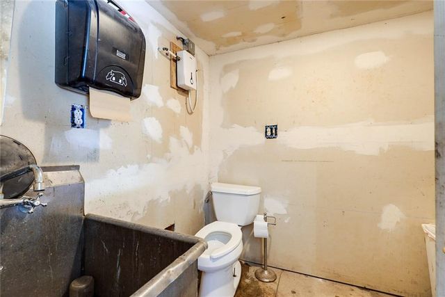 38202 E Old Pink Hill Road, Oak Grove, MO 64075