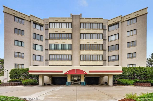 43000 12 OAKS CRESCENT Drive 4022, Novi, MI 48377