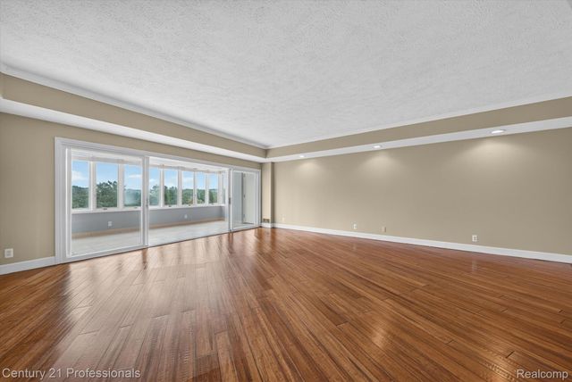 43000 12 OAKS CRESCENT Drive 4022, Novi, MI 48377