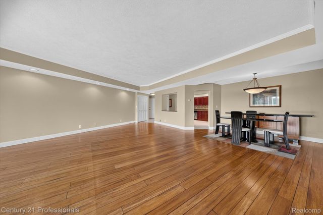 43000 12 OAKS CRESCENT Drive 4022, Novi, MI 48377