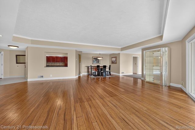 43000 12 OAKS CRESCENT Drive 4022, Novi, MI 48377
