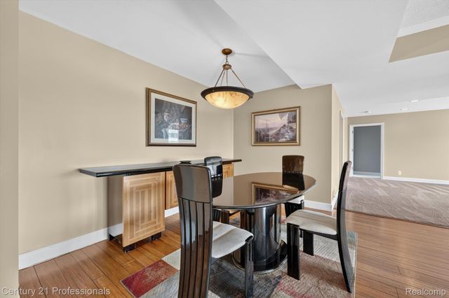 43000 12 OAKS CRESCENT Drive 4022, Novi, MI 48377