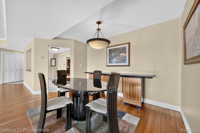 43000 12 OAKS CRESCENT Drive 4022, Novi, MI 48377