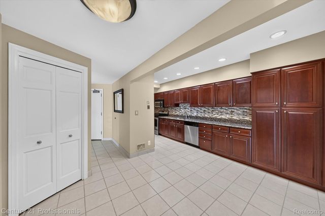43000 12 OAKS CRESCENT Drive 4022, Novi, MI 48377