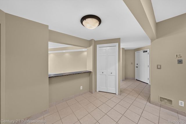 43000 12 OAKS CRESCENT Drive 4022, Novi, MI 48377