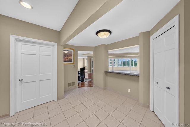 43000 12 OAKS CRESCENT Drive 4022, Novi, MI 48377