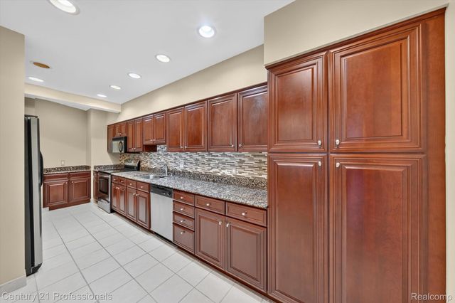 43000 12 OAKS CRESCENT Drive 4022, Novi, MI 48377