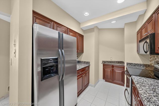 43000 12 OAKS CRESCENT Drive 4022, Novi, MI 48377