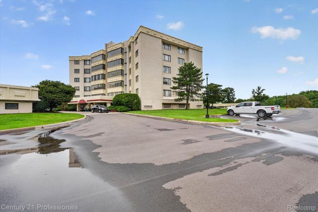 43000 12 OAKS CRESCENT Drive 4022, Novi, MI 48377