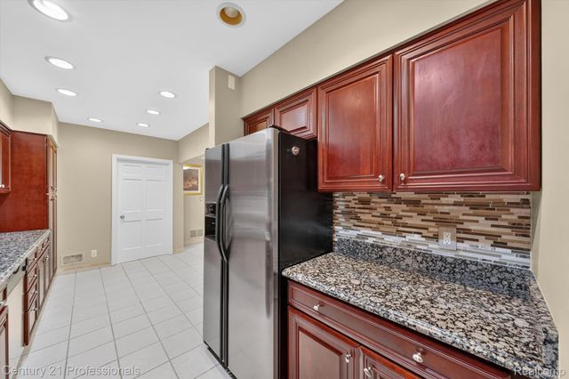 43000 12 OAKS CRESCENT Drive 4022, Novi, MI 48377