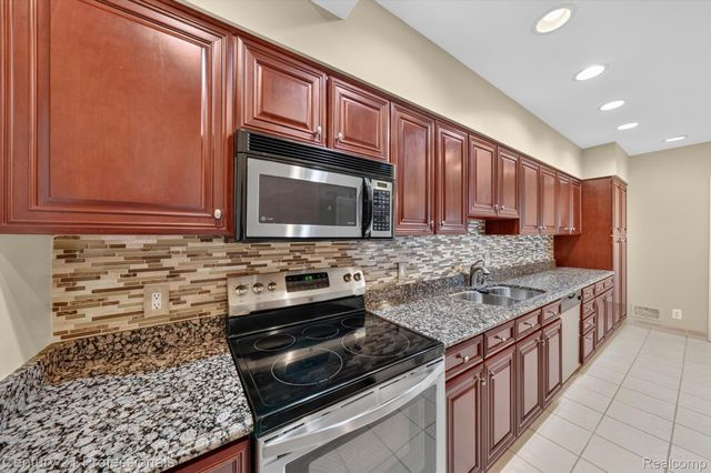 43000 12 OAKS CRESCENT Drive 4022, Novi, MI 48377
