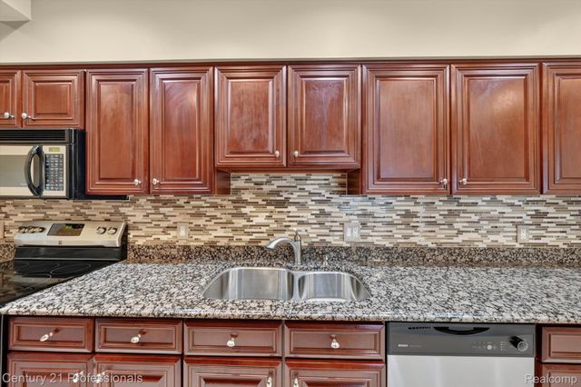 43000 12 OAKS CRESCENT Drive 4022, Novi, MI 48377