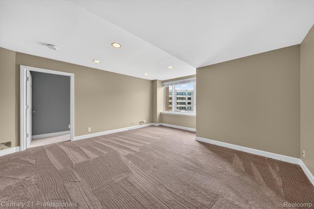 43000 12 OAKS CRESCENT Drive 4022, Novi, MI 48377