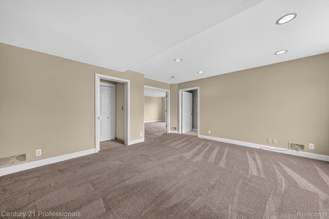 43000 12 OAKS CRESCENT Drive 4022, Novi, MI 48377