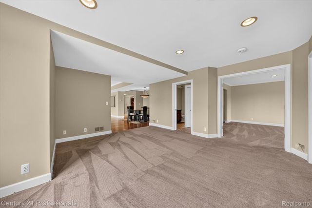 43000 12 OAKS CRESCENT Drive 4022, Novi, MI 48377