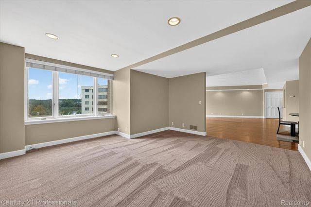 43000 12 OAKS CRESCENT Drive 4022, Novi, MI 48377