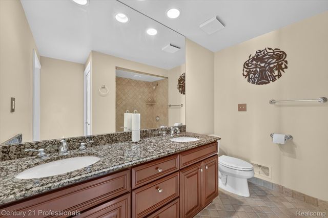 43000 12 OAKS CRESCENT Drive 4022, Novi, MI 48377