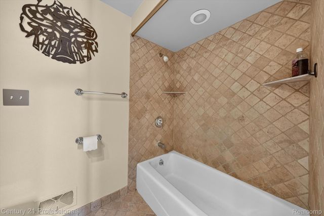43000 12 OAKS CRESCENT Drive 4022, Novi, MI 48377