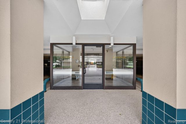 43000 12 OAKS CRESCENT Drive 4022, Novi, MI 48377