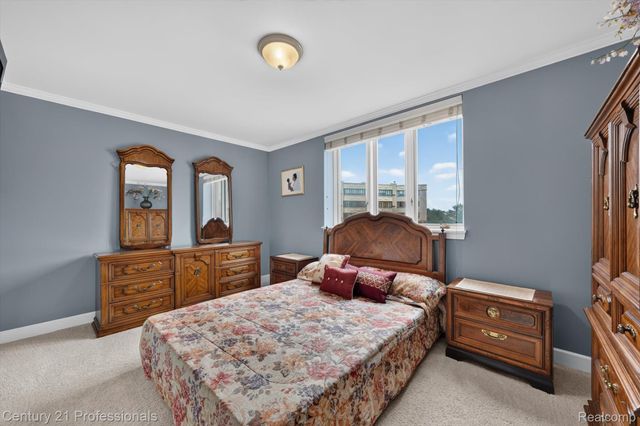 43000 12 OAKS CRESCENT Drive 4022, Novi, MI 48377