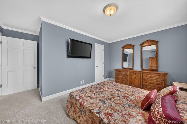 43000 12 OAKS CRESCENT Drive 4022, Novi, MI 48377