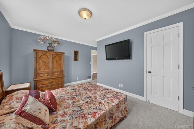 43000 12 OAKS CRESCENT Drive 4022, Novi, MI 48377