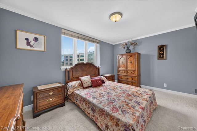 43000 12 OAKS CRESCENT Drive 4022, Novi, MI 48377