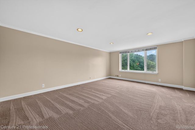 43000 12 OAKS CRESCENT Drive 4022, Novi, MI 48377