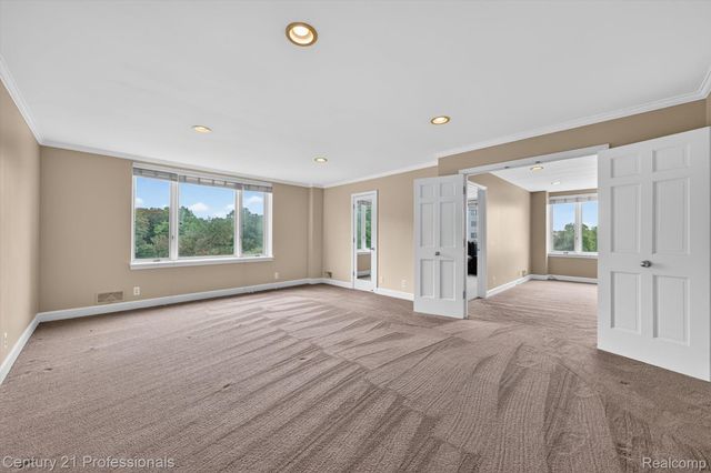 43000 12 OAKS CRESCENT Drive 4022, Novi, MI 48377