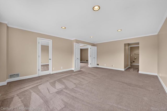 43000 12 OAKS CRESCENT Drive 4022, Novi, MI 48377