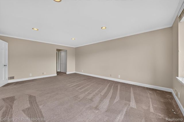 43000 12 OAKS CRESCENT Drive 4022, Novi, MI 48377
