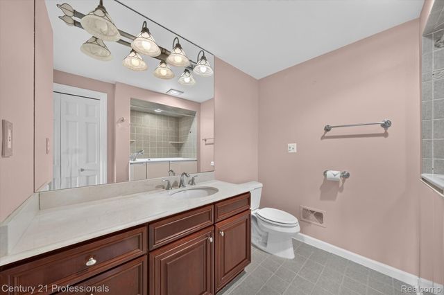 43000 12 OAKS CRESCENT Drive 4022, Novi, MI 48377