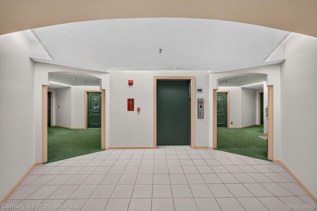 43000 12 OAKS CRESCENT Drive 4022, Novi, MI 48377