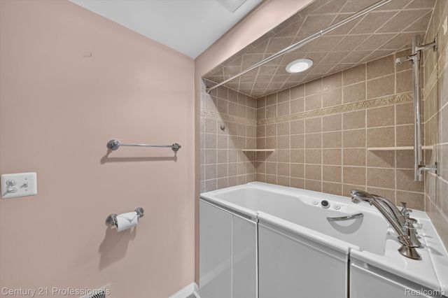 43000 12 OAKS CRESCENT Drive 4022, Novi, MI 48377