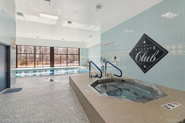 43000 12 OAKS CRESCENT Drive 4022, Novi, MI 48377