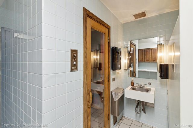 43000 12 OAKS CRESCENT Drive 4022, Novi, MI 48377