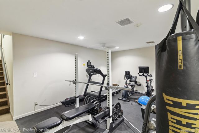 43000 12 OAKS CRESCENT Drive 4022, Novi, MI 48377