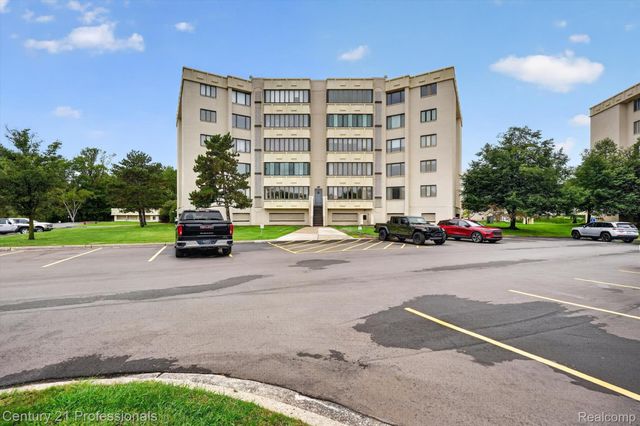 43000 12 OAKS CRESCENT Drive 4022, Novi, MI 48377