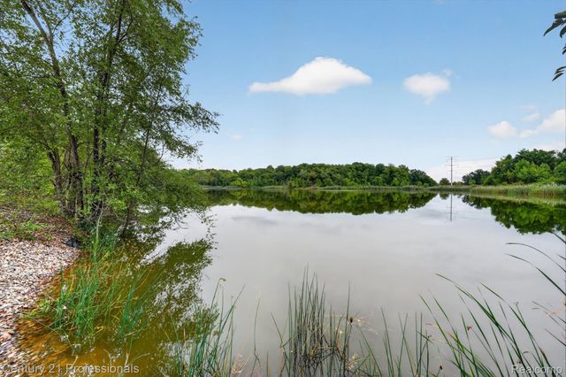 43000 12 OAKS CRESCENT Drive 4022, Novi, MI 48377