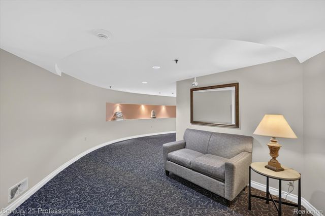 43000 12 OAKS CRESCENT Drive 4022, Novi, MI 48377